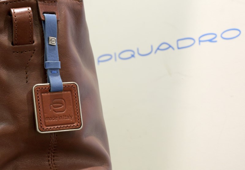 Una borsa davanti al logo Piquadro 