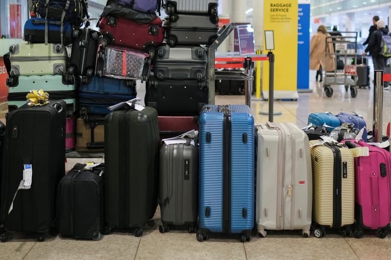 FOTO DE ARCHIVO: Varias maletas en el aeropuerto de Barcelona