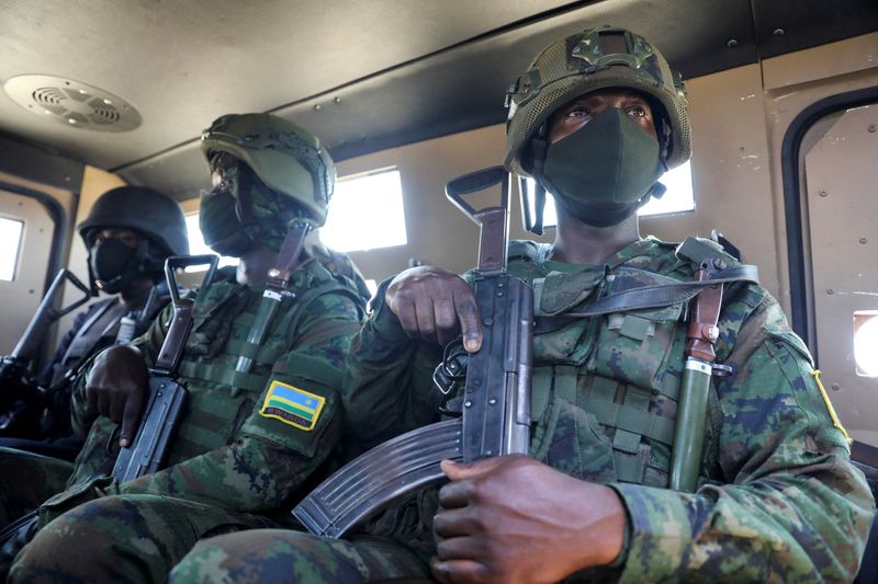 Soldati delle forze di sicurezza ruandesi in un veicolo vicino al giacimento di gas naturaele di Afungi
