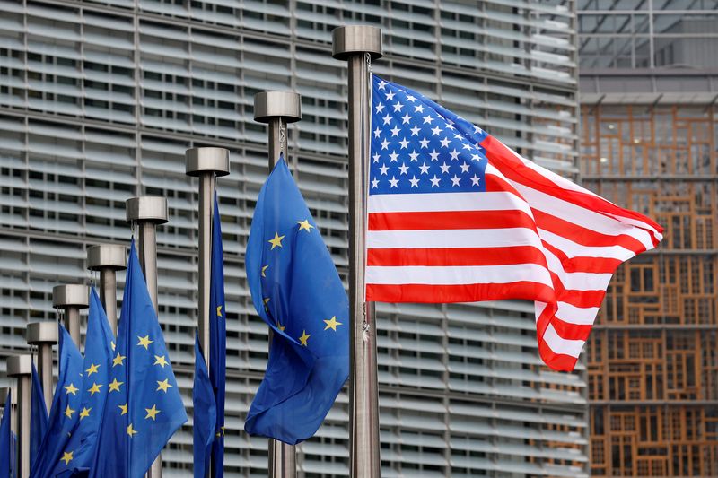 FOTO DE ARCHIVO: Banderas de Estados Unidos y de la Unión Europea ondean durante la visita del vicepresidente Mike Pence a la sede de la Comisión Europea en Bruselas