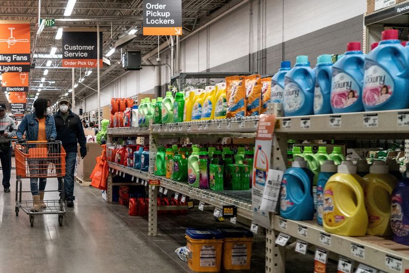 ARCHIV: Käufer in einem Home Depot-Baumarkt im Norden von St. Louis, Missouri, USA, 4. April 2020. REUTERS/Lawrence Bryant