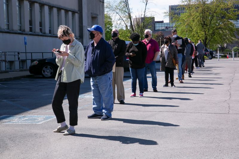 Foto de archivo de una fila de personas esperando para entrar a una oficina de empleos en Louisville