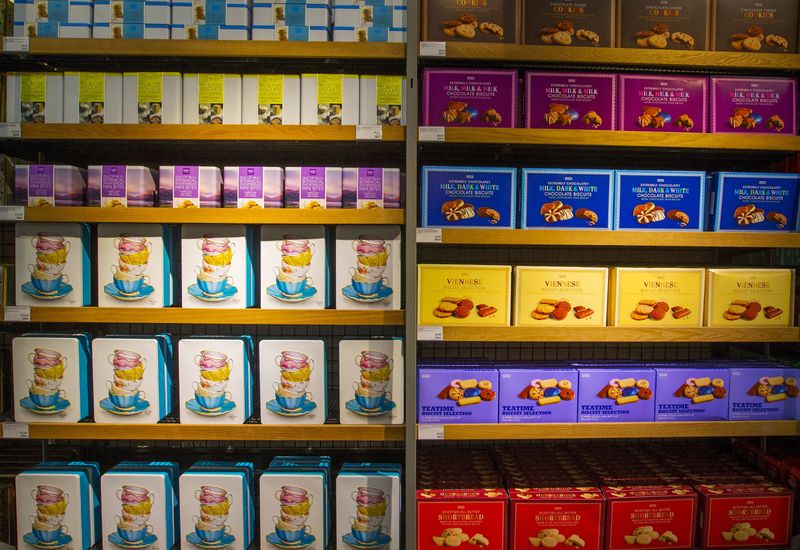 FOTO DE ARCHIVO: Cajas de galletas en el departamento de alimentos de una tienda de Marks & Spencer en Bruselas