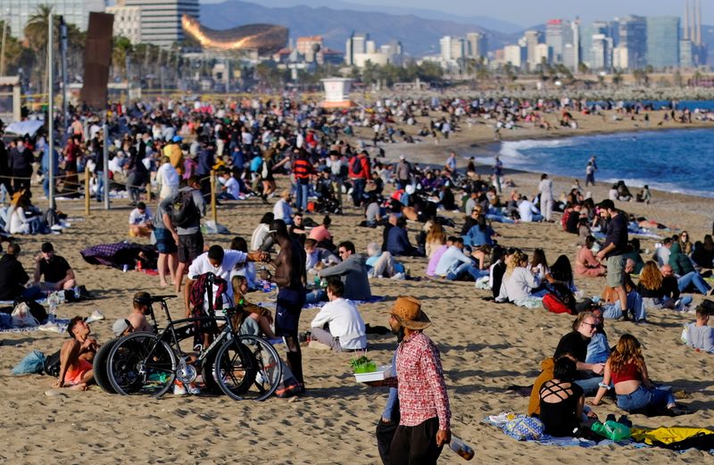 FOTO DE ARCHIVO: La playa de la Barceloneta llena de gente en Barcelona