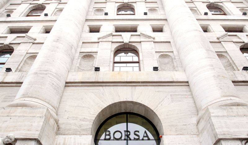 La facciata della Borsa di Milano
