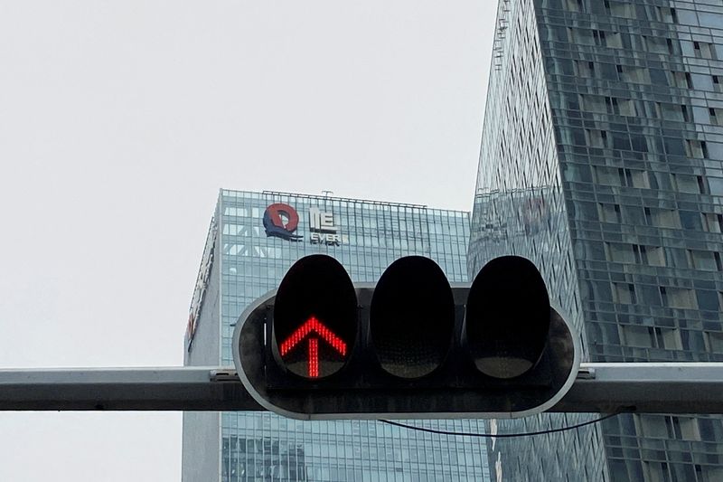 FOTO DE ARCHIVO: El logotipo de la empresa China Evergrande Group parcialmente eliminado se ve en la fachada de su sede, cerca de un semáforo en Shenzhen, provincia de Guangdong, China