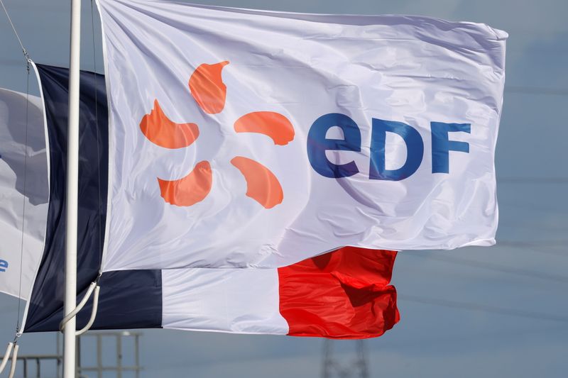 Una bandiera con il logo Edf e una bandiera francese presso una centrale elettrica a Bouchain, in Francia