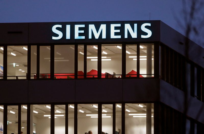 ARCHIV: Das Logo des deutschen Industriekonzerns Siemens an einem Bürogebäude in Zug, Schweiz, 1. Dezember 2021. REUTERS/Arnd Wiegmann