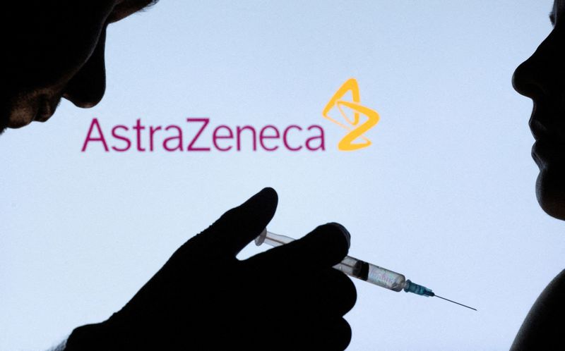 La silhouette di un uomo con una siringa davanti al logo Astrazeneca