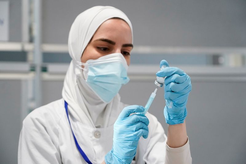 IMAGEN DE ARCHIVO. Una enfermera prepara una jeringuillaa con una dosis de la vacuna Moderna contra la enfermedad del coronavirus (COVID-19) en el hospital Enfermera Isabel Zendal en Madrid, España