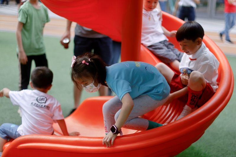 FOTO DE ARCHIVO: Varios niños juegan en un parque en el interior de un centro comercial de Shanghái