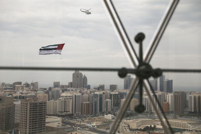 ARCHIV: Ein Hubschrauber fliegt über die Skyline der Innenstadt, gesehen vom Krankenhaus Cleveland Clinic in Abu Dhabi, Vereinigte Arabische Emirate, 20. April 2020. REUTERS/Christopher Pike