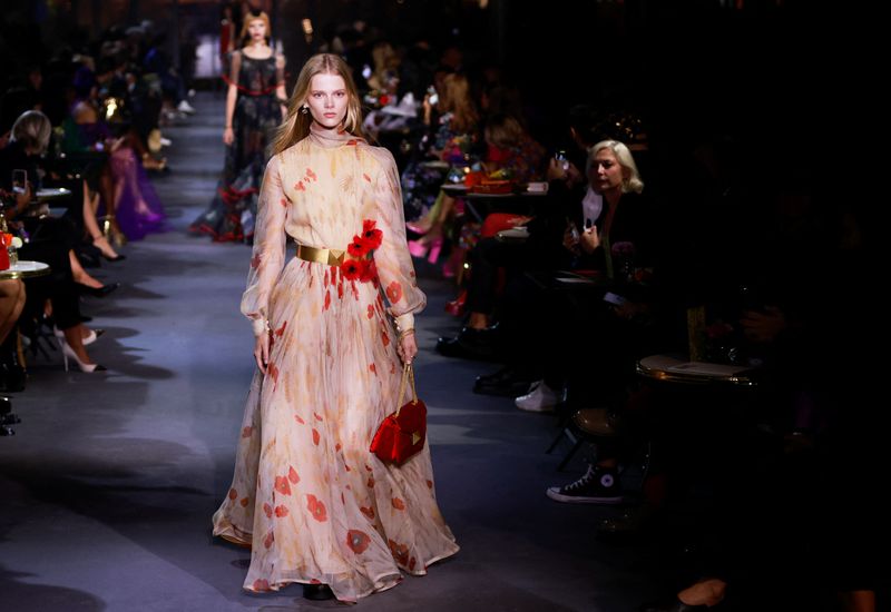 Una modella presenta una creazione dello stilista Pierpaolo Piccioli nell'ambito della sua sfilata di collezioni prêt-à-porter Primavera/Estate 2022 per la casa di moda Valentino