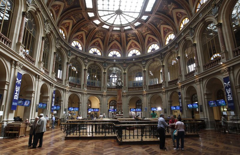 FOTO DE ARCHIVO: Vista general del interior de la Bolsa de Madrid