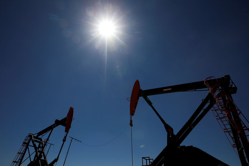 FOTO DE ARCHIVO-Plataformas petroleras de petróleo y gas de esquisto de Vaca Muerta, en la provincia patagónica de Neuquén, Argentina. 