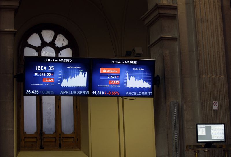 FOTO DE ARCHIVO: Pantallas con datos de cotización en la Bolsa de Madrid