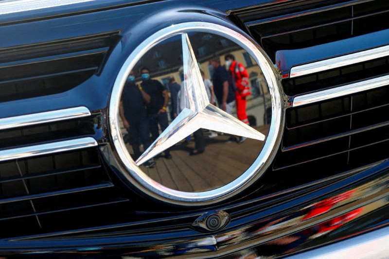 ARCHIV: Das Mercedes-Logo bei der IAA Mobility 2021 in München, Deutschland, 8. September 2021. REUTERS/Michaela Rehle