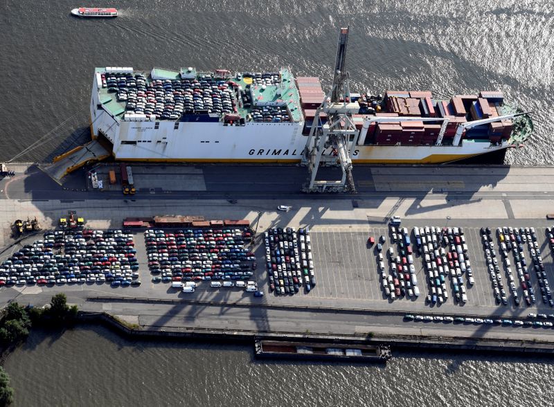 ARCHIV: Autos werden für den Export Schiff geladen, Hamburger Hafen, Hamburg, Deutschland, 1. August 2018. REUTERS/Fabian Bimmer
