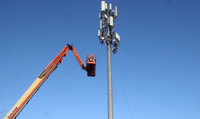 Personale Verizon installa attrezzatura telecomunicazioni 5G su una torre a Orem