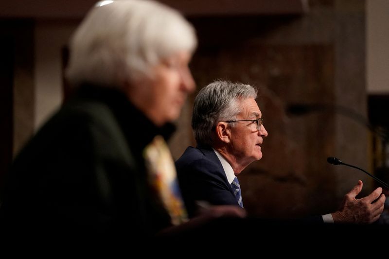 FOTO DE ARCHIVO: El presidente de la Reserva Federal, Jerome Powell, testifica ante una audiencia híbrida de la Comisión Bancaria del Senado sobre la supervisión del Departamento del Tesoro y la Reserva Federal en el Capitolio, en Washington