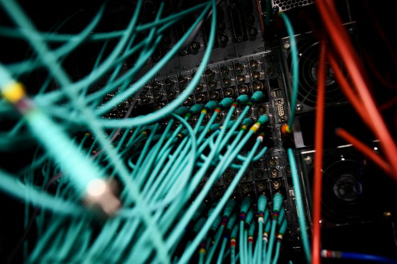 ARCHIV: Kabel und Computer in einem Datenzentrum in einem Büro in London, Großbritannien, 15. Mai 2017. REUTERS/Dylan Martinez