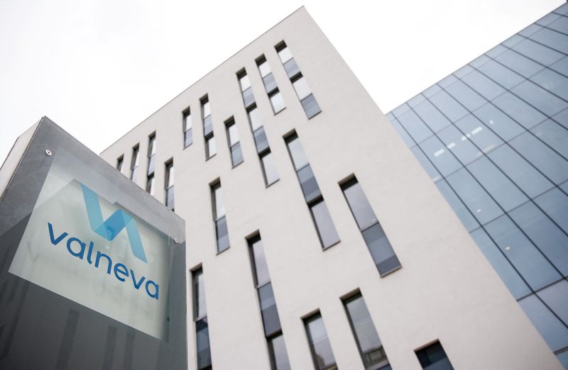 ARCHIV: Das Logo der französisch-österreichischen Biotech-Firma Valneva vor ihrem Hauptsitz in Wien, Österreich, 16. Dezember 2021. REUTERS/Lisi Niesner