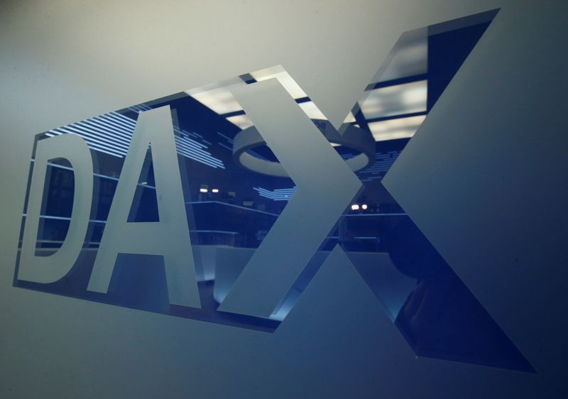ARCHIV: DAX-Logo auf dem Handelsparkett der Börse in Franfurt am Main, Deutschland, 29. Dezember 2017. REUTERS/Ralph Orlowski