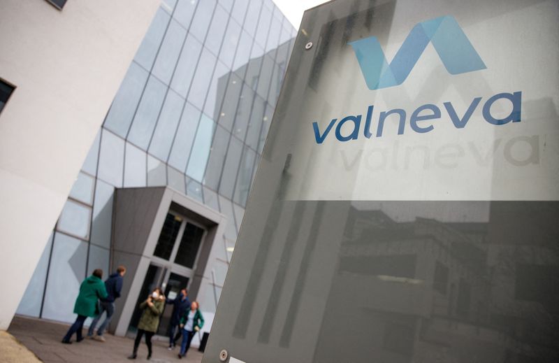 ARCHIV: Das Logo der Biotech-Firma Valneva vor ihrem Hauptsitz in Wien, Österreich, 16. Dezember 2021. REUTERS/Lisi Niesner