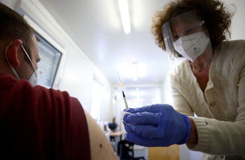 FOTO DE ARCHIVO: Un médico vacuna a una persona con una dosis de la vacuna COVID-19 de Pfizer-BioNTech en Viena