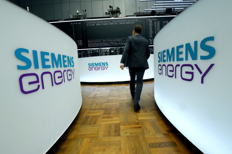 ARCHIV: Ein Händler neben den Logos der Siemens Energy AG während des Börsengangs von Siemens Energy an der Frankfurter Börse in Frankfurt, Deutschland, 28. September 2020.  REUTERS/Ralph Orlowski