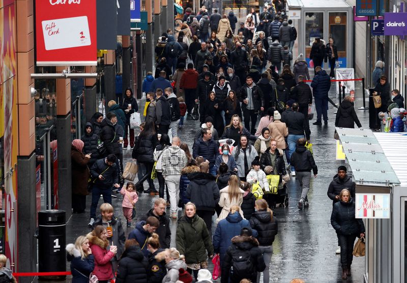 ARCHIV: Menschen spazieren entlang einer belebten Einkaufsstraße in Liverpool, Großbritannien, 26. Dezember 2021. REUTERS/Phil Noble
