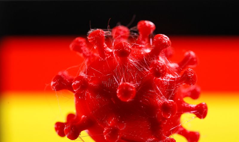 ARCHIV: Ein 3D-gedrucktes Coronavirus-Modell in einer Abbildung vor einer deutschen Flagge, 25. März 2020. REUTERS/Dado Ruvic/Illustration
