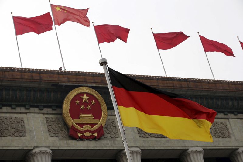 ARCHIV: Eine deutsche Flagge vor der Großen Halle des Volkes, Peking, China, 21. März 2016. REUTERS/Jason Lee