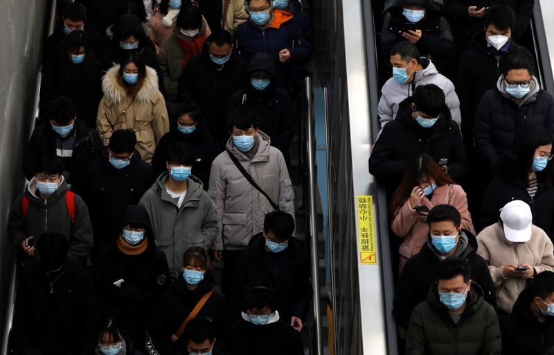 ARCHIV: Pendler mit Gesichtsmasken während der morgendlichen Rushhour in einer U-Bahn-Station, Peking, China, 20. Januar 2021. REUTERS/Tingshu Wang
