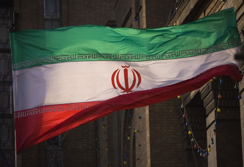 ARCHIV: Die iranische Flagge vor dem Gebäude des iranischen Außenministeriums, Teheran, Iran, 23. November 2009. REUTERS/Morteza Nikoubazl