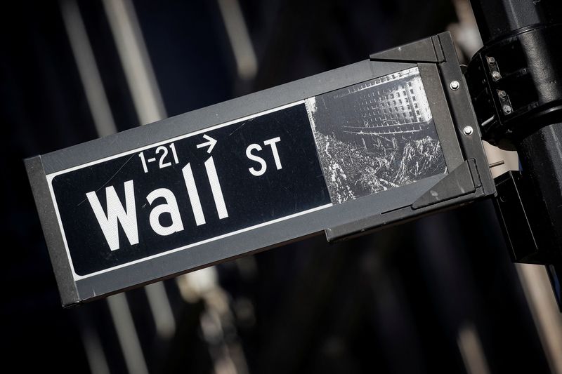 IMAGEN DE ARCHIVO una señal de la calle Wall Street se ve en el distrito financiero de Nueva York, EEUU