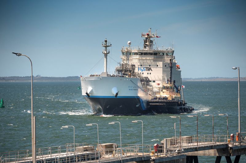 ARCHIV: Die Suiso Frontier, der erste Wasserstofftransporter der Welt, gebaut von Kawasaki Heavy Industries, im Hafen von Hastings in Victoria, Australien, 20. Januar 2022. HySTRA/Handout via REUTERS