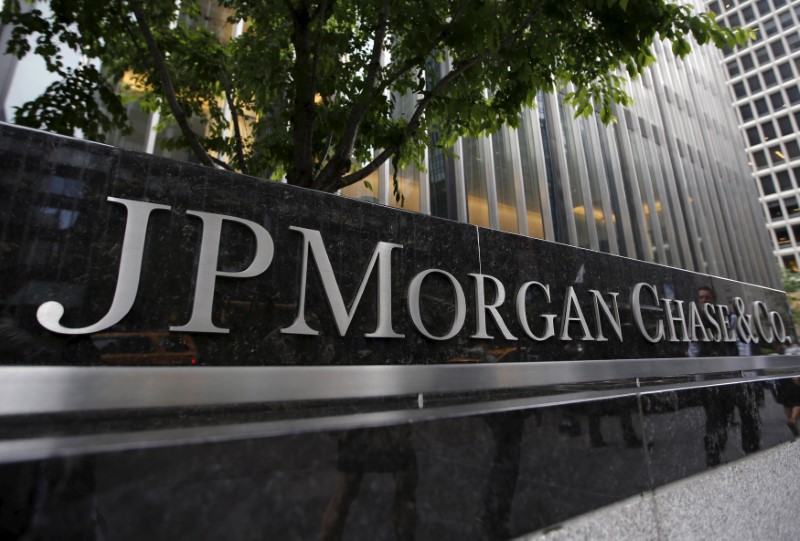 Il logo JP Morgan Chase & Co presso la sede centrale del gruppo a New York