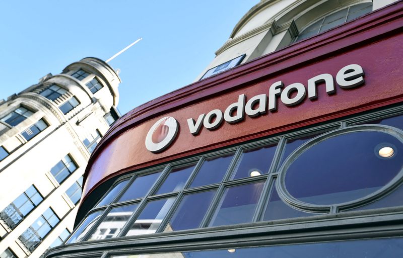 FOTO DE ARCHIVO: La marca de Vodafone en el exterior de una tienda en Londres