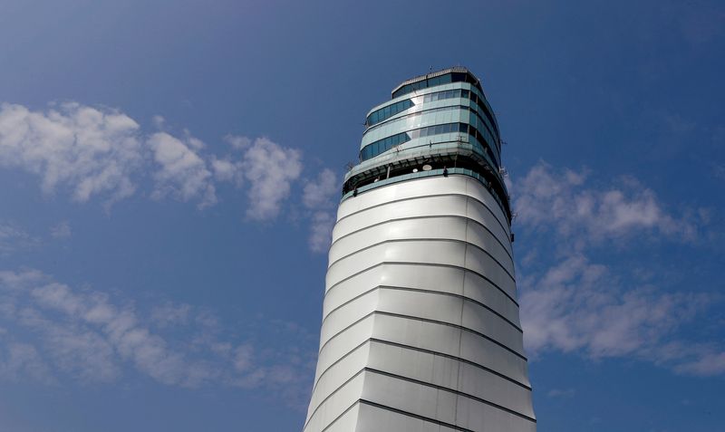 ARCHIV: Der Kontrollturm am Flughafen Wien in Schwechat, Österreich, 28. Mai 2018. REUTERS/Heinz-Peter Bader