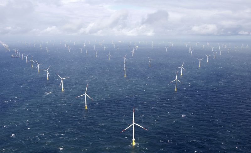 ARCHIV: Stromerzeugende Windkraftanlagen  in der Nordsee nahe der Insel Amrum, Deutschland, 4. September 2015. REUTERS/Morris Mac Matzen      