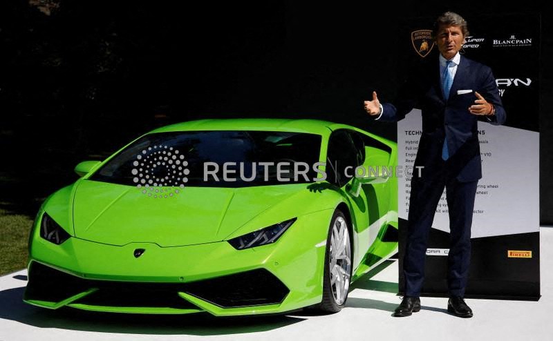 Il Ceo di Lamborghini Stephan Winkelmann sposa vicino ad una Lamborghini Huracan