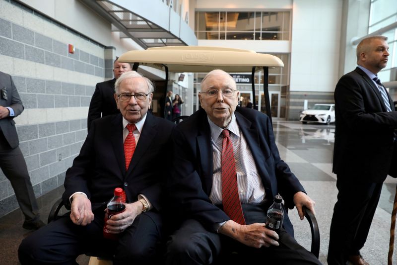 FILE PHOTO: FILE PHOTO: Berkshire Hathaway Chairman Warren Buffett (left) and Vice Chairman Charlie Munger at the annual Berkshire shareholder shopping day in Omaha