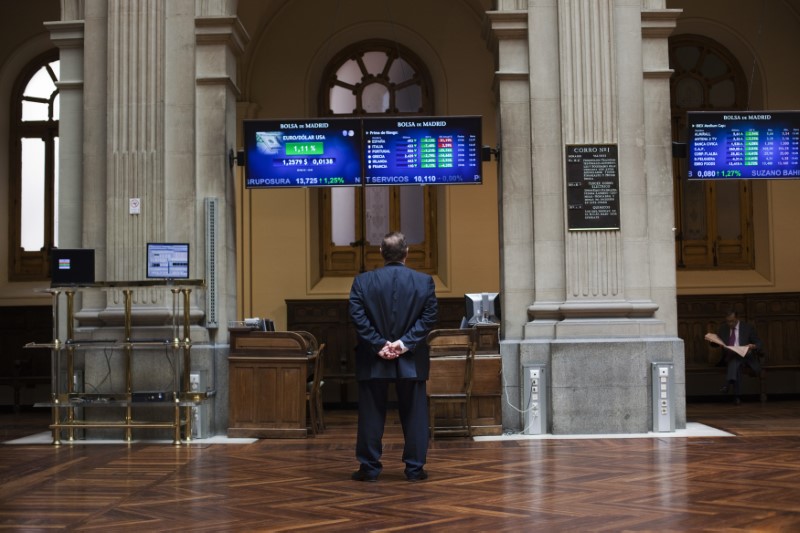 FOTO DE ARCHIVO: Un hombre en el interior de la Bolsa de Madrid