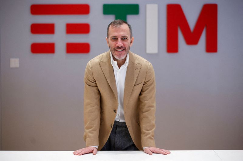  Pietro Labriola, nuovo amministratore delegato di Telecom Italia (Tim), posa presso la sede dell'azienda a Roma