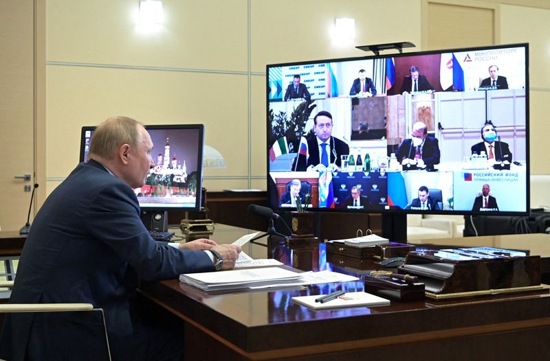 Il presidente russo Vladimir Putin presiede un incontro con i manager di alcune delle principali aziende italiane