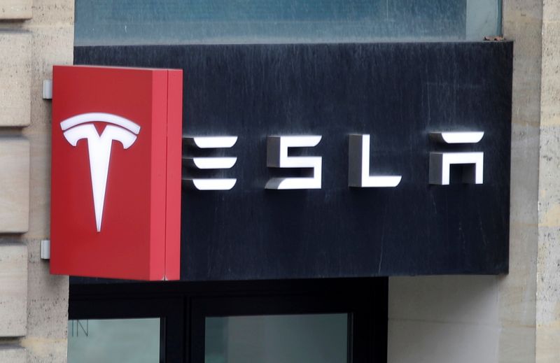 ARCHIV: Das Tesla-Logo in Paris, Frankreich, 30. Oktober 2020. REUTERS/Charles Platiau