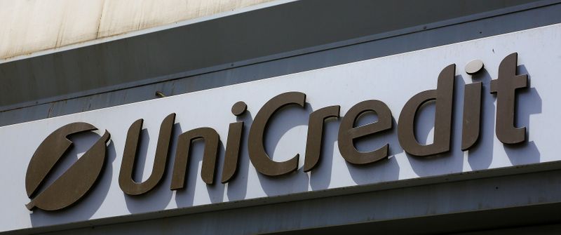 Il logo Unicredit presso una filiale a Roma