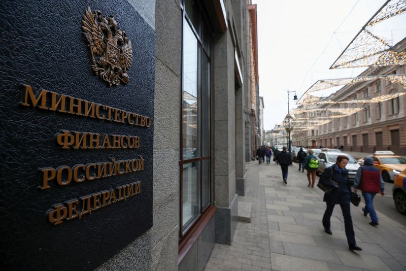 Imagen de archivo de peatones pasando por delante del edificio del Ministerio de Finanzas de Rusia en Moscú