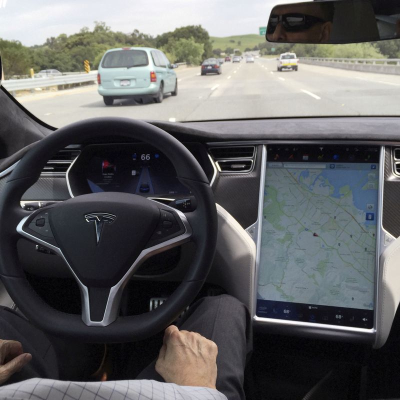 El interior de un Tesla Model S en modo de piloto automático en San Francisco